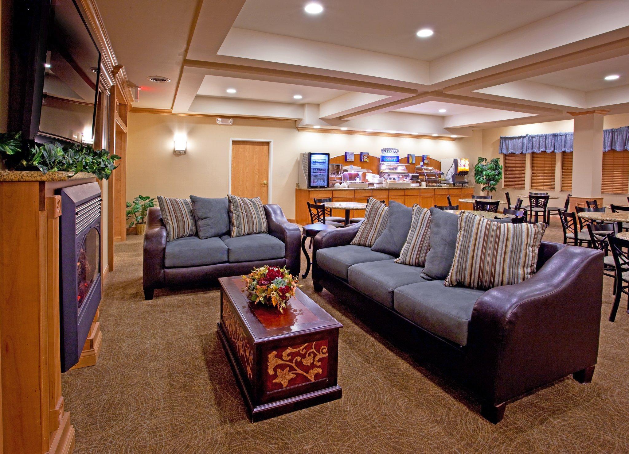Holiday Inn Express Hotel & Suites Chesterfield - Selfridge Area By Ihg Esterno foto